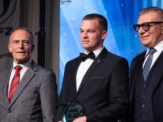 Prezident Slovenského futbalového zväzu Ján Kováčik (vpravo) i futbalová legenda Ladislav Jurkemik (vľavo) dekorovali futbalistu roka Tomáša Pipíšku.