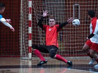 Najlepším strelcom lanského turnaja rozhodcov bol Ladislav Kováč z ObFZ Nitra (vľavo), najlepším brankárom Tadeáš Vaňo z ObFZ Trenčín (v bráne).