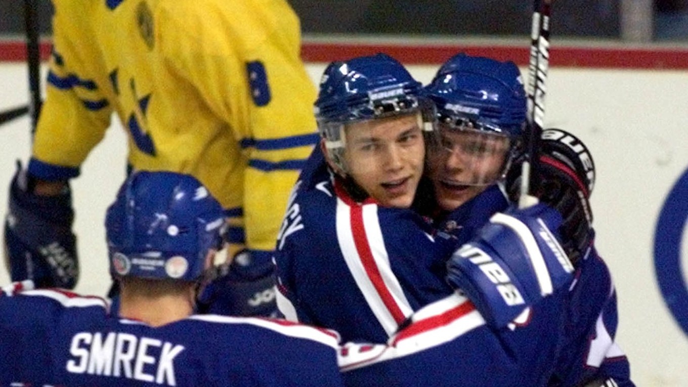 Zľava Peter Smrek, Ladislav Nagy a Zoltán Bátovský po góle do siete Švédska v zápase o bronz na MS do 20 rokov vo Winnipegu 1999.