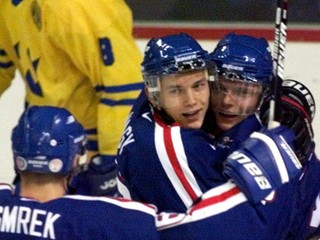 Zľava Peter Smrek, Ladislav Nagy a Zoltán Bátovský po góle do siete Švédska v zápase o bronz na MS do 20 rokov vo Winnipegu 1999.