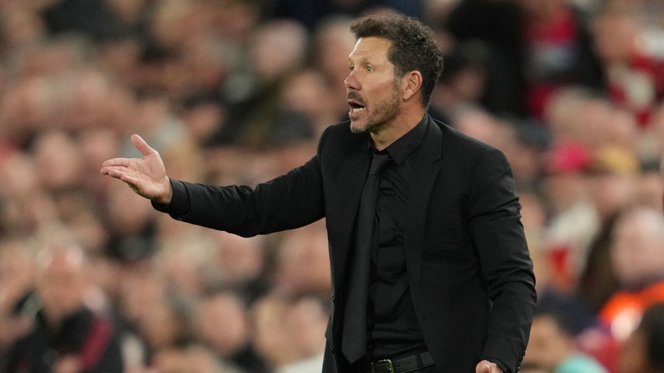 Diego Simeone dáva hráčom inštrukcie počas zápasu FC Liverpool - Atlético Madrid v ligovej fáze Ligy majstrov 2025/2026.