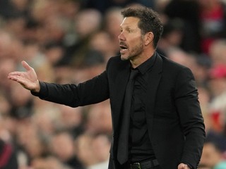 Diego Simeone dáva hráčom inštrukcie počas zápasu FC Liverpool - Atlético Madrid v ligovej fáze Ligy majstrov 2025/2026.