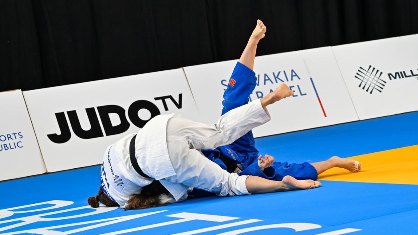 Slovenka Patrícia Tomanková (modré kimono)