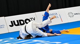 Slovenka Patrícia Tomanková (modré kimono)