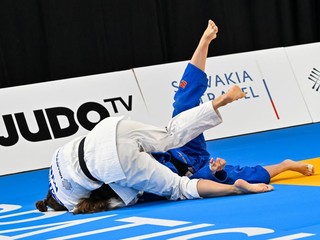 Slovenka Patrícia Tomanková (modré kimono)
