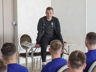 Slovenská futbalová reprezentácia do 21 rokov a tréner Jaroslav Kentoš.