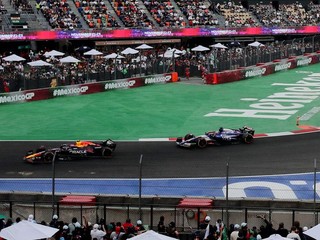 Sergio Perez a Liam Lawson na trati Veľkej ceny Mexika. 