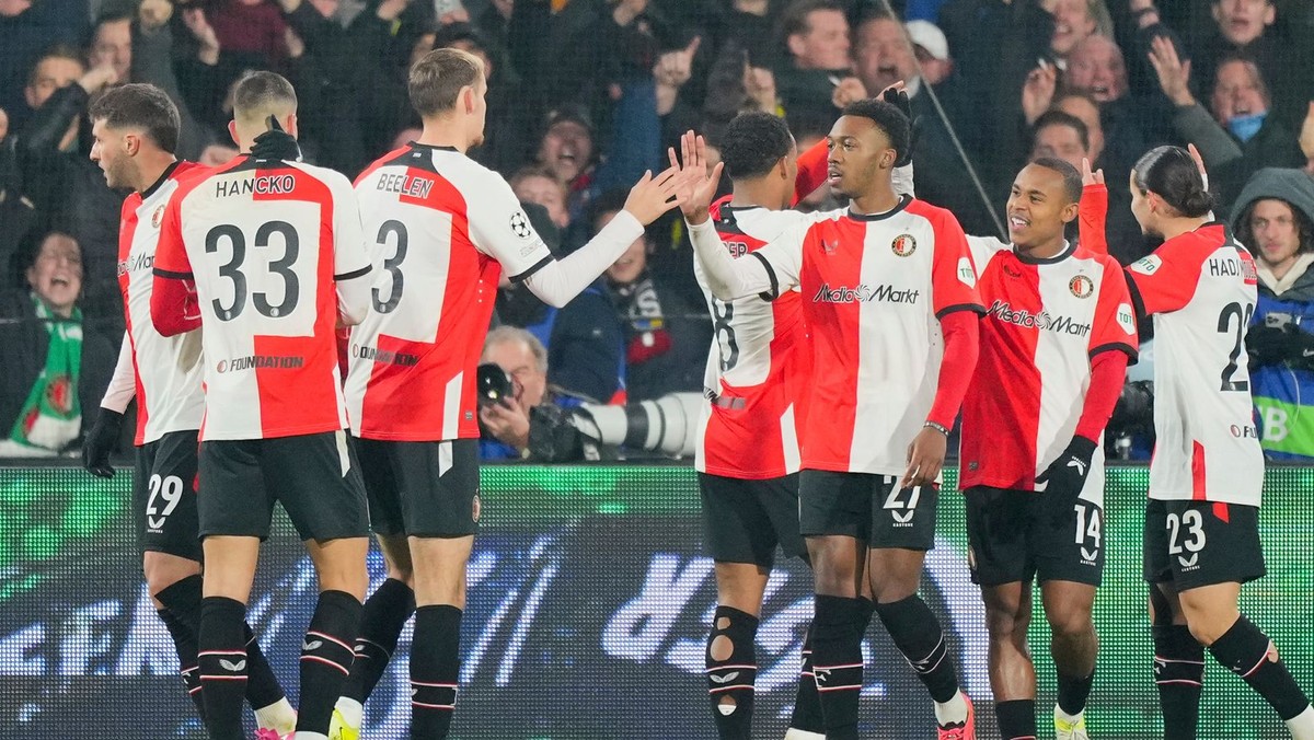 Hráč Feyenoordu Santiago Gimenez (29) sa raduje z gólu so spoluhráčmi v zápase Feyenoord Rotterdam - Sparta Praha.