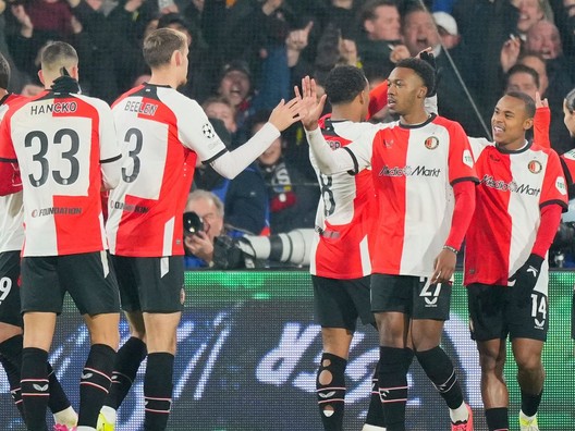 Hráč Feyenoordu Santiago Gimenez (29) sa raduje z gólu so spoluhráčmi v zápase Feyenoord Rotterdam - Sparta Praha.