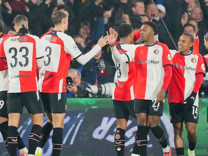 Hráč Feyenoordu Santiago Gimenez (29) sa raduje z gólu so spoluhráčmi v zápase Feyenoord Rotterdam - Sparta Praha.