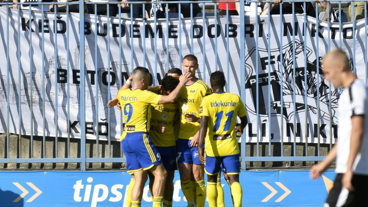 Radosť hráčov Michaloviec po góle v odvete baráže o Niké ligu vo futbale MFK Zemplín Michalovce - FC Petržalka.