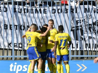 Radosť hráčov Michaloviec po góle v odvete baráže o Niké ligu vo futbale MFK Zemplín Michalovce - FC Petržalka.