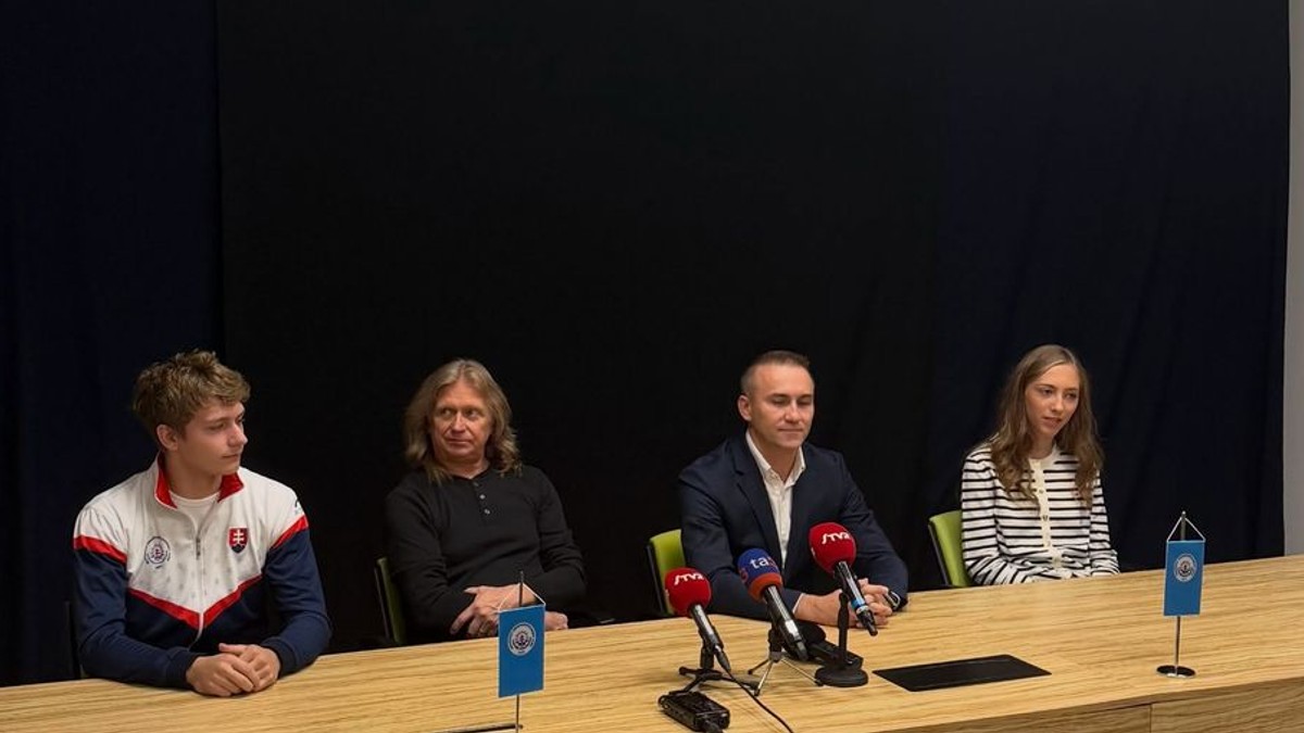 Tlačová konferencia pred Memoriálom Ondreja Nepelu. Zľava Lukáš Václavík, Jozef Sabovčík, prezident Slovenského krasokorčuliarskeho zväzu Peter Majerník a Olívia Lengyelová.