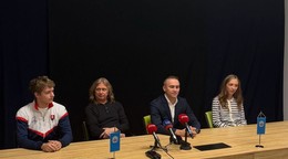 Tlačová konferencia pred Memoriálom Ondreja Nepelu. Zľava Lukáš Václavík, Jozef Sabovčík, prezident Slovenského krasokorčuliarskeho zväzu Peter Majerník a Olívia Lengyelová.