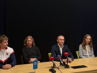 Tlačová konferencia pred Memoriálom Ondreja Nepelu. Zľava Lukáš Václavík, Jozef Sabovčík, prezident Slovenského krasokorčuliarskeho zväzu Peter Majerník a Olívia Lengyelová.