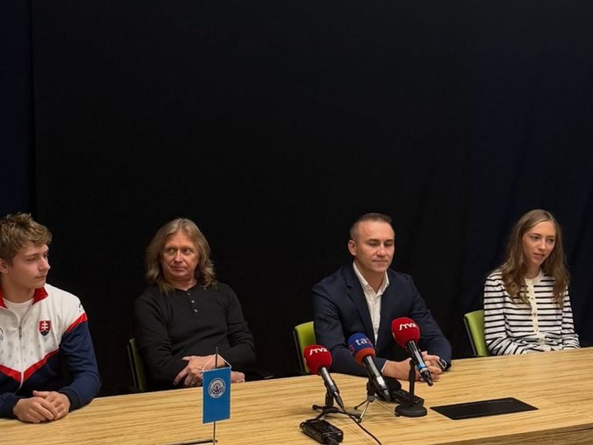 Tlačová konferencia pred Memoriálom Ondreja Nepelu. Zľava Lukáš Václavík, Jozef Sabovčík, prezident Slovenského krasokorčuliarskeho zväzu Peter Majerník a Olívia Lengyelová.