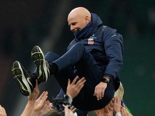 Nórski futbalisti vyhadzujú nad hlavy trénera Staaleho Solbakkena po postupe na MS 2026.