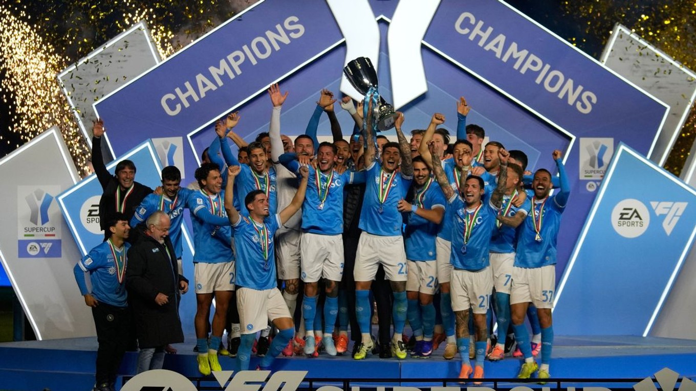 Hráči Neapola oslavujú zisk Talianskeho superpohára