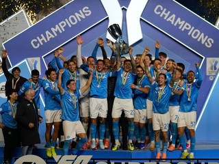 Hráči Neapola oslavujú zisk Talianskeho superpohára