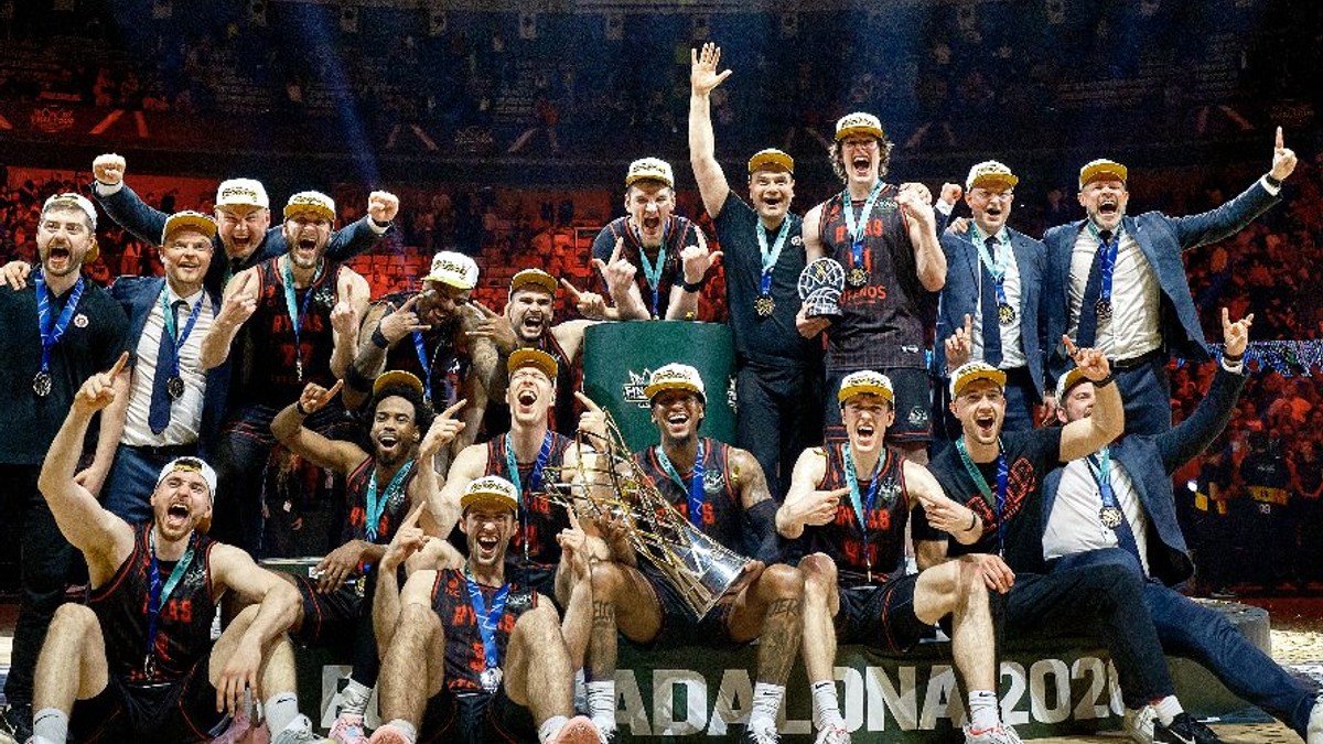Hráči BC Rytas Vilnius oslavujú zisk trofeje
