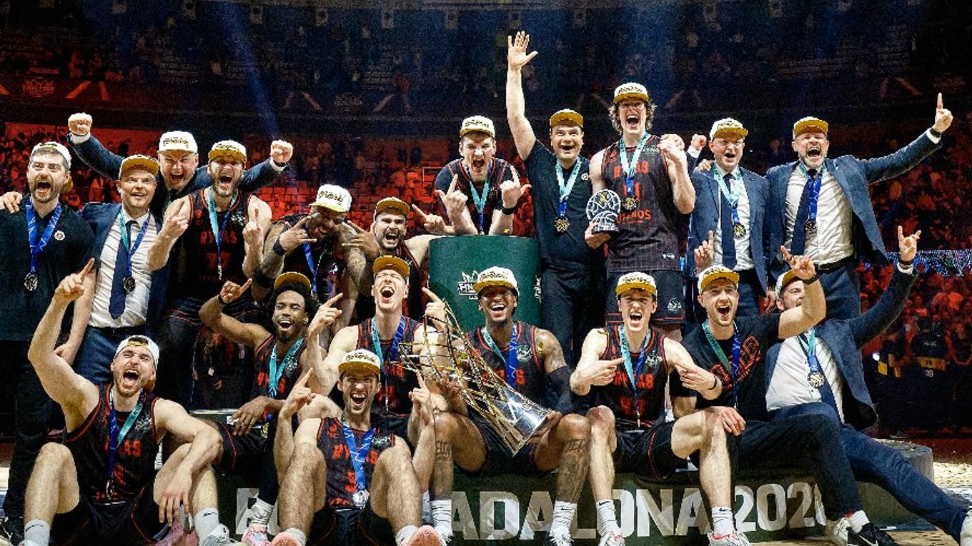 Hráči BC Rytas Vilnius oslavujú zisk trofeje