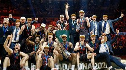 Hráči BC Rytas Vilnius oslavujú zisk trofeje