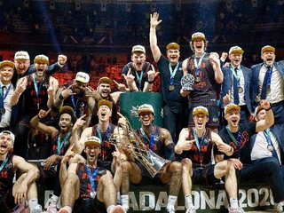 Hráči BC Rytas Vilnius oslavujú zisk trofeje