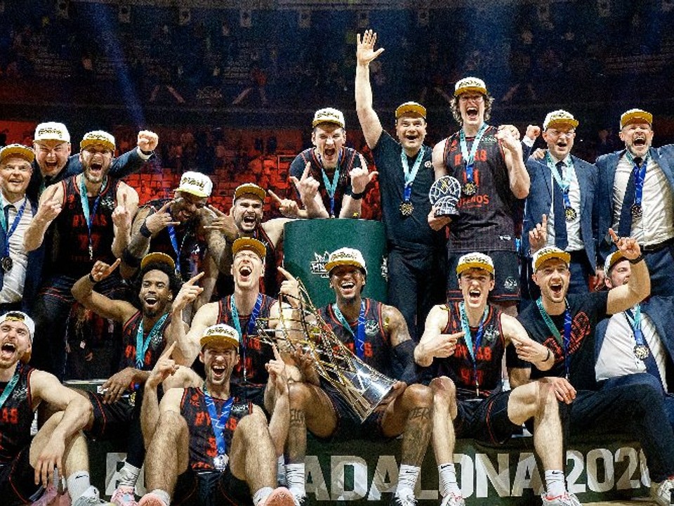 Hráči BC Rytas Vilnius oslavujú zisk trofeje