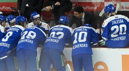 Tréner reprezentácie Slovenska do 18 rokov Martin Dendis (uprostred) dáva pokyny svojim zverencom. 