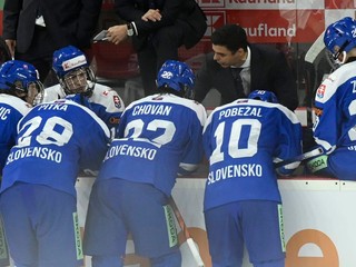 Tréner reprezentácie Slovenska do 18 rokov Martin Dendis (uprostred) dáva pokyny svojim zverencom. 