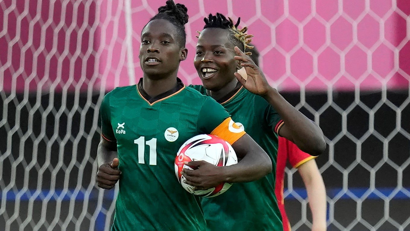 Futbalistka Zambie Barbra Bandaová (v popredí) oslavuje gól do siete Číny na olympijskom turnaji.