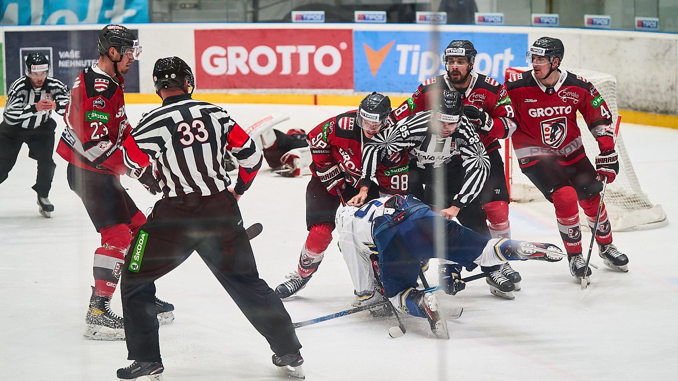 Prešovskí hráči oplácajú atak na ich brankára.