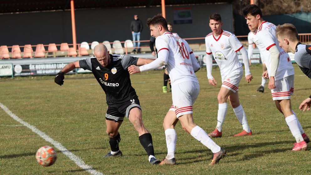 Futbalisti Svidníka (v bielom) majú v aktuálnej sezóne jasný cieľ.