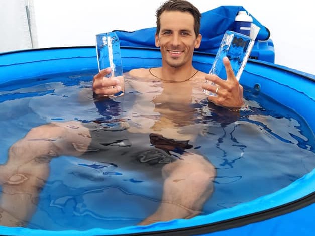 Matej Beňuš sa chladí v bazéniku počas tréningu na OH Tokio 2020 / 2021.