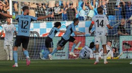 Samuel Kozlovský strieľa úvodný gól v zápase ŠK Slovan Bratislava - MFK Ružomberok.