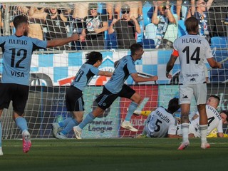 Samuel Kozlovský strieľa úvodný gól v zápase ŠK Slovan Bratislava - MFK Ružomberok.