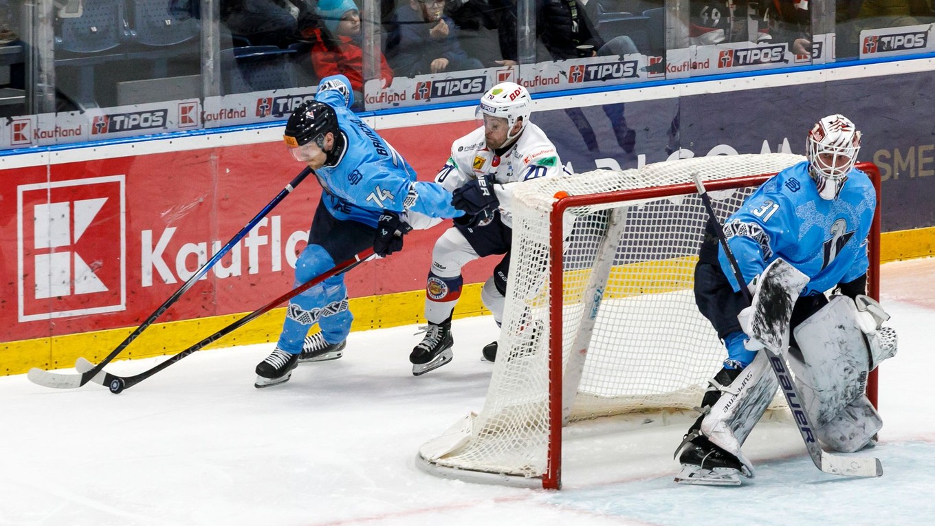 Zľava Boris Brincko (Slovan), Marek Hecl (Zvolen) a brankár Henri Kiviaho (Slovan)