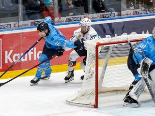 Zľava Boris Brincko (Slovan), Marek Hecl (Zvolen) a brankár Henri Kiviaho (Slovan)