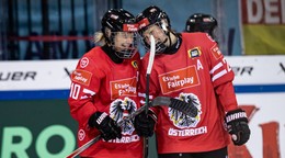 Na snímke sú rakúske hokejistky Anna Meixnerová (vľavo) a Antonia Matzková. 