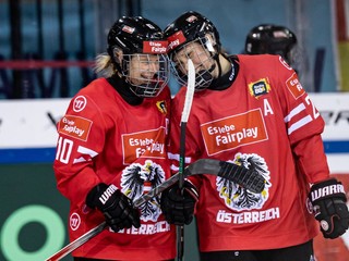 Na snímke sú rakúske hokejistky Anna Meixnerová (vľavo) a Antonia Matzková. 
