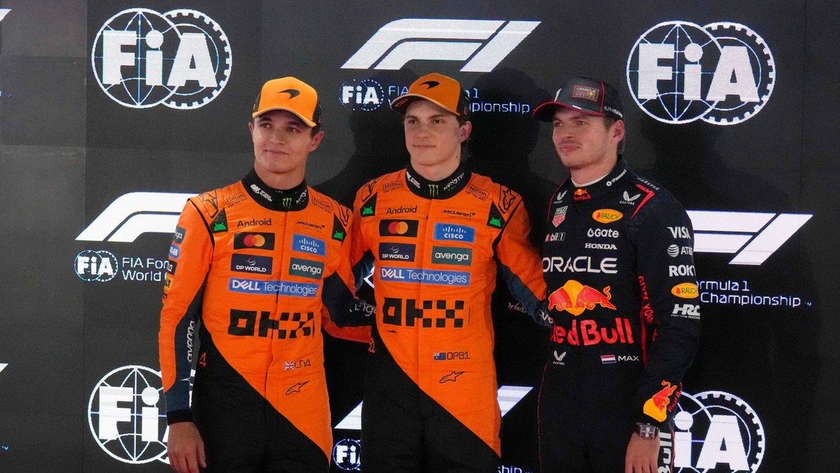 Zľava Lando Norris, Oscar Piastri a Max Verstappen.