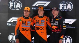 Zľava Lando Norris, Oscar Piastri a Max Verstappen.