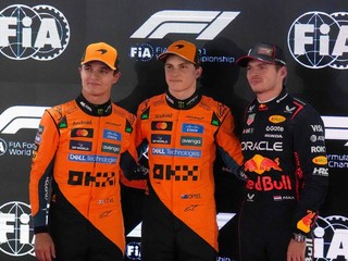 Zľava Lando Norris, Oscar Piastri a Max Verstappen.