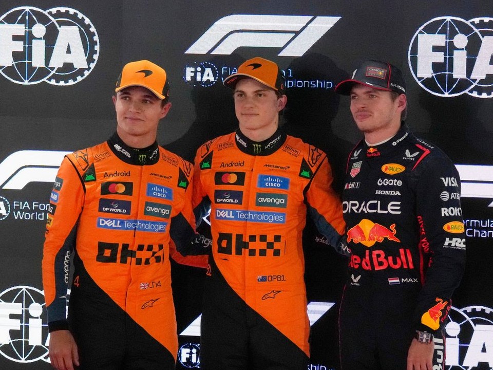 Zľava Lando Norris, Oscar Piastri a Max Verstappen.