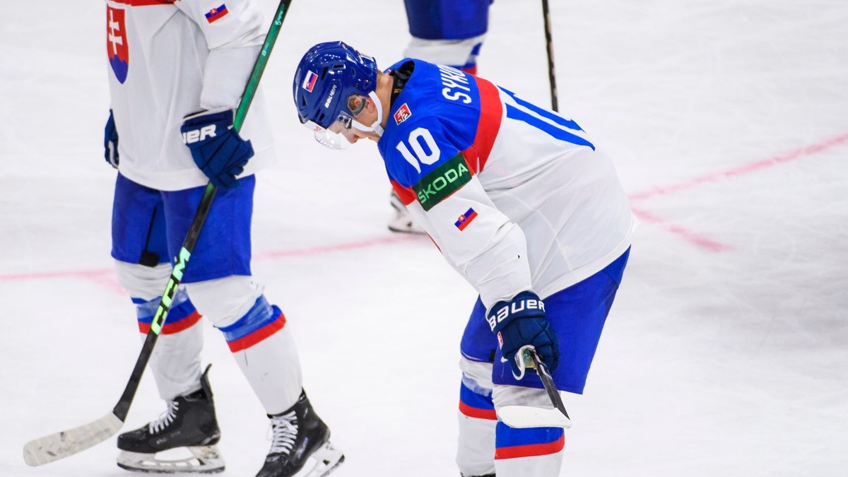 Sklamaný Adam Sýkora po prehre s Lotyšskom na MS v hokeji 2025.