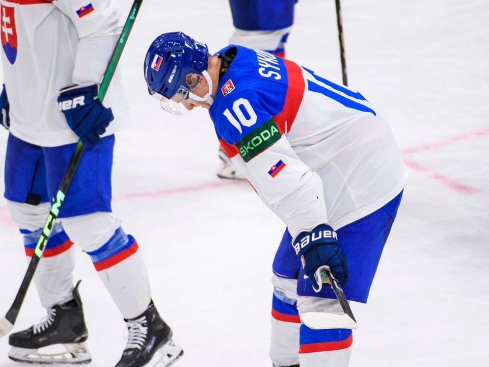 Sklamaný Adam Sýkora po prehre s Lotyšskom na MS v hokeji 2025.