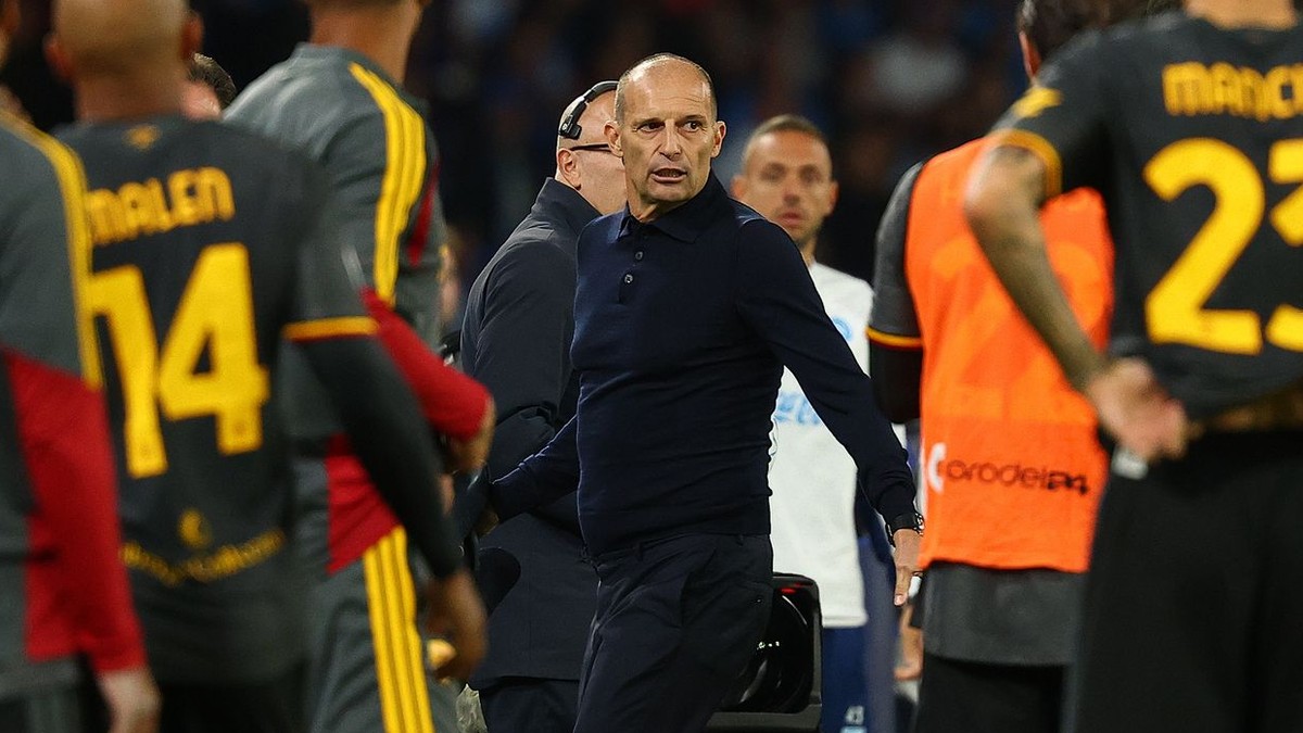 Tréner Neapolu Massimiliano Allegri odchádza z ihriska po červenej karte