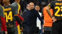Tréner Neapolu Massimiliano Allegri odchádza z ihriska po červenej karte
