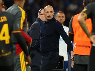 Tréner Neapolu Massimiliano Allegri odchádza z ihriska po červenej karte