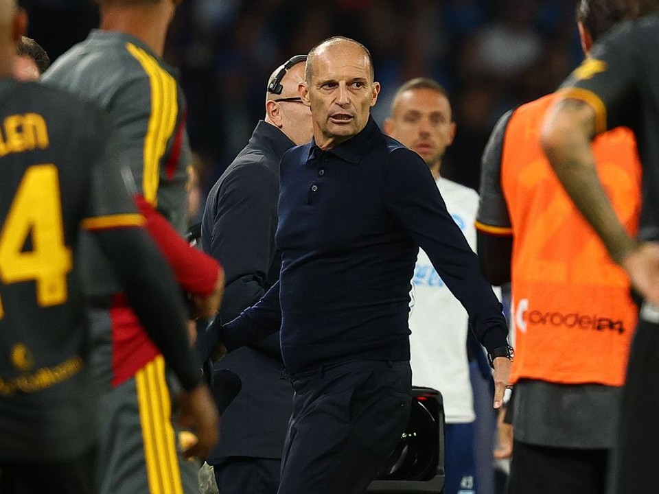 Tréner Neapolu Massimiliano Allegri odchádza z ihriska po červenej karte